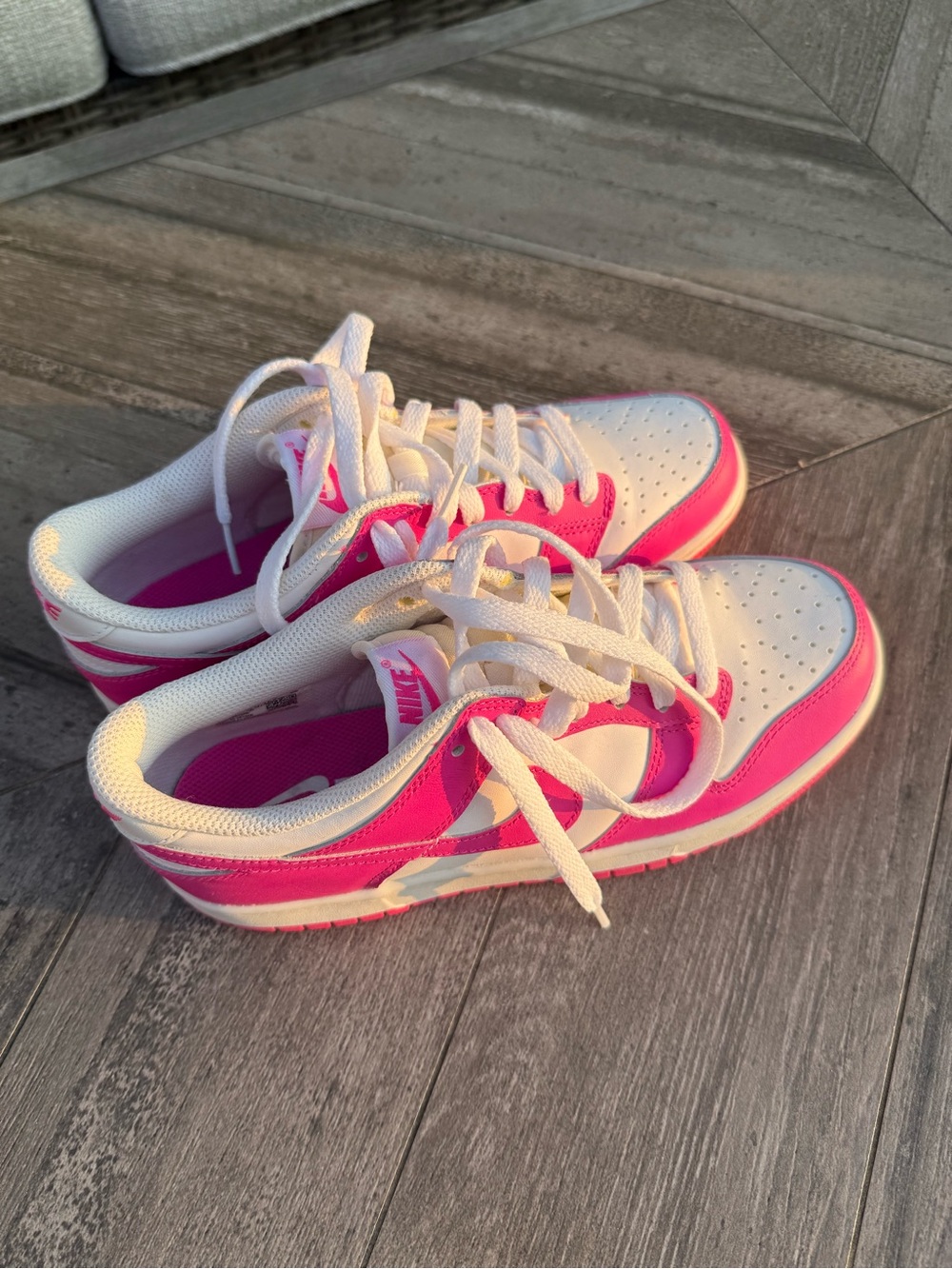 Nike Low Top Sneakers in White & Hot Pink Size 6.5 Youth